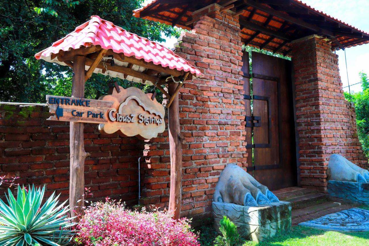 Cloudz Sigiriya Hotel Bagian luar foto